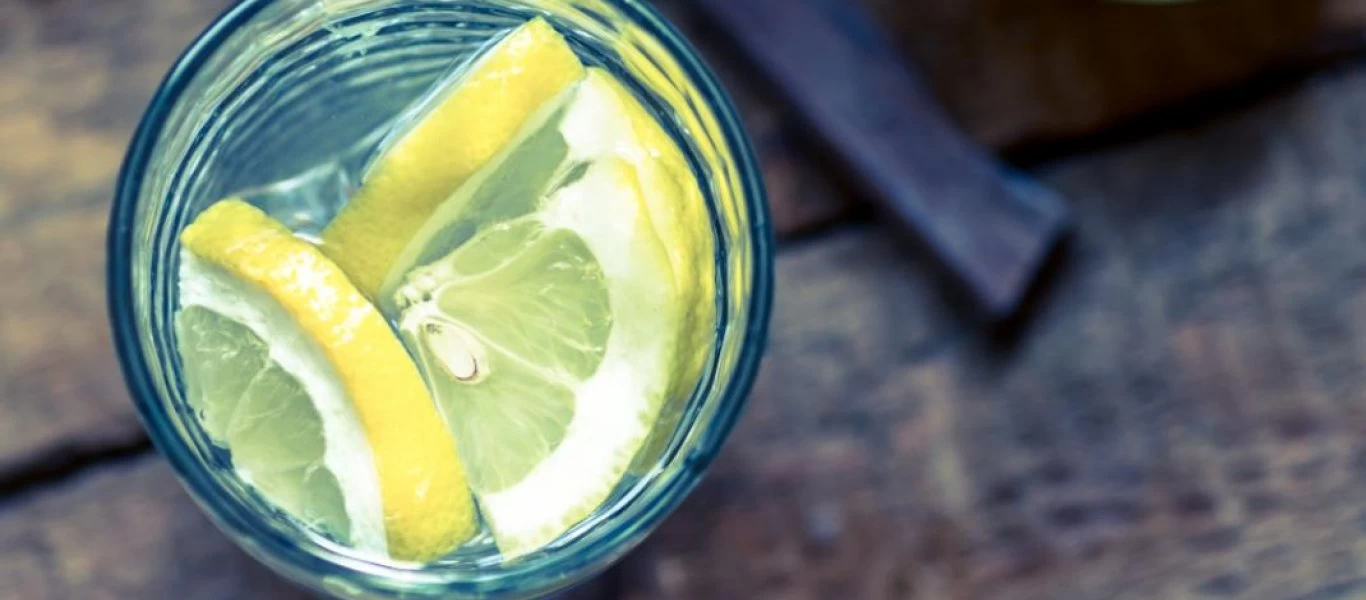 Νερό με λεμόνι: Τα οφέλη αν πίνετε κάθε πρωί